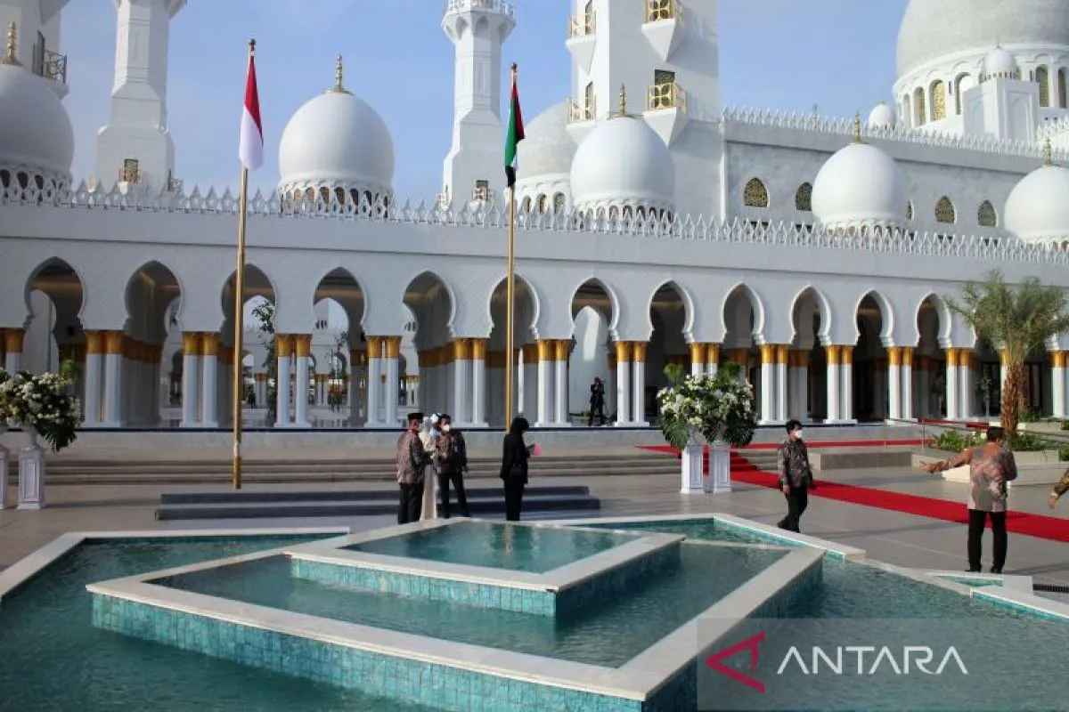 Megahnya Masjid Raya Sheikh Zayed Solo